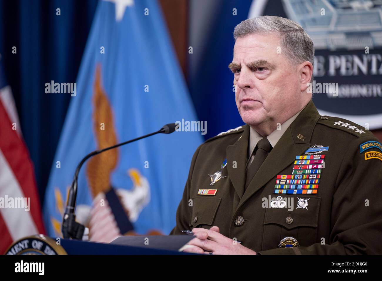 Arlington, États-Unis d'Amérique. 23rd mai 2022. Arlington, États-Unis d'Amérique. 23 mai 2022. Le président américain du général des chefs interarmées Mark Milley répond à une question lors d'un exposé de presse à la suite d'une réunion du Groupe de contact de la défense ukrainienne au Pentagone, le 23 mai 2022 à Arlington, en Virginie. Crédit : TSgt. Jack Sanders/DOD/Alamy Live News Banque D'Images