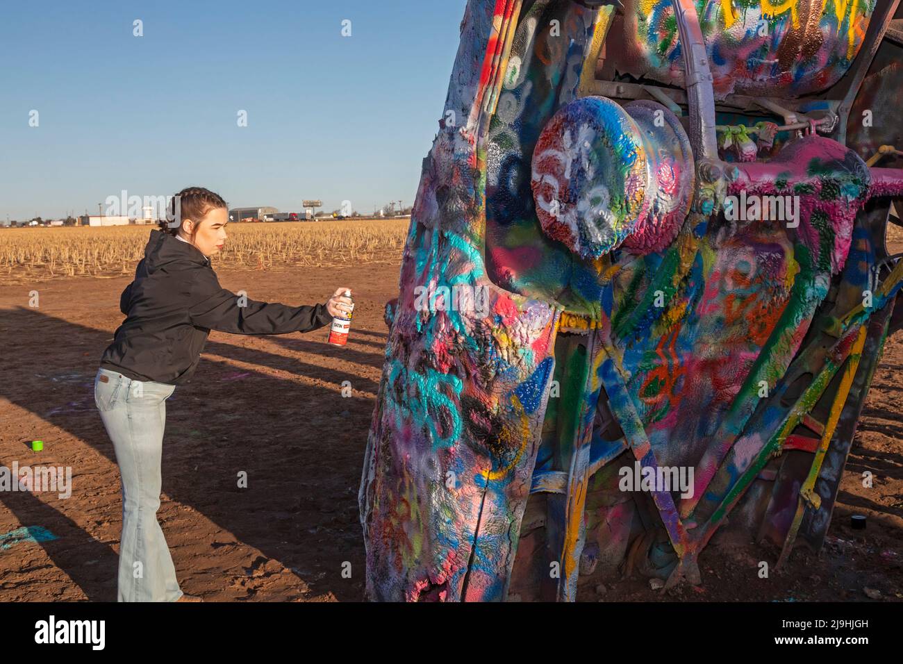 Conway, Texas - Cadillac Ranch, où 10 Cadillac sont partiellement enterrés dans un champ de ferme. Depuis que les voitures ont été installées en 1974, il est devenu un popula Banque D'Images