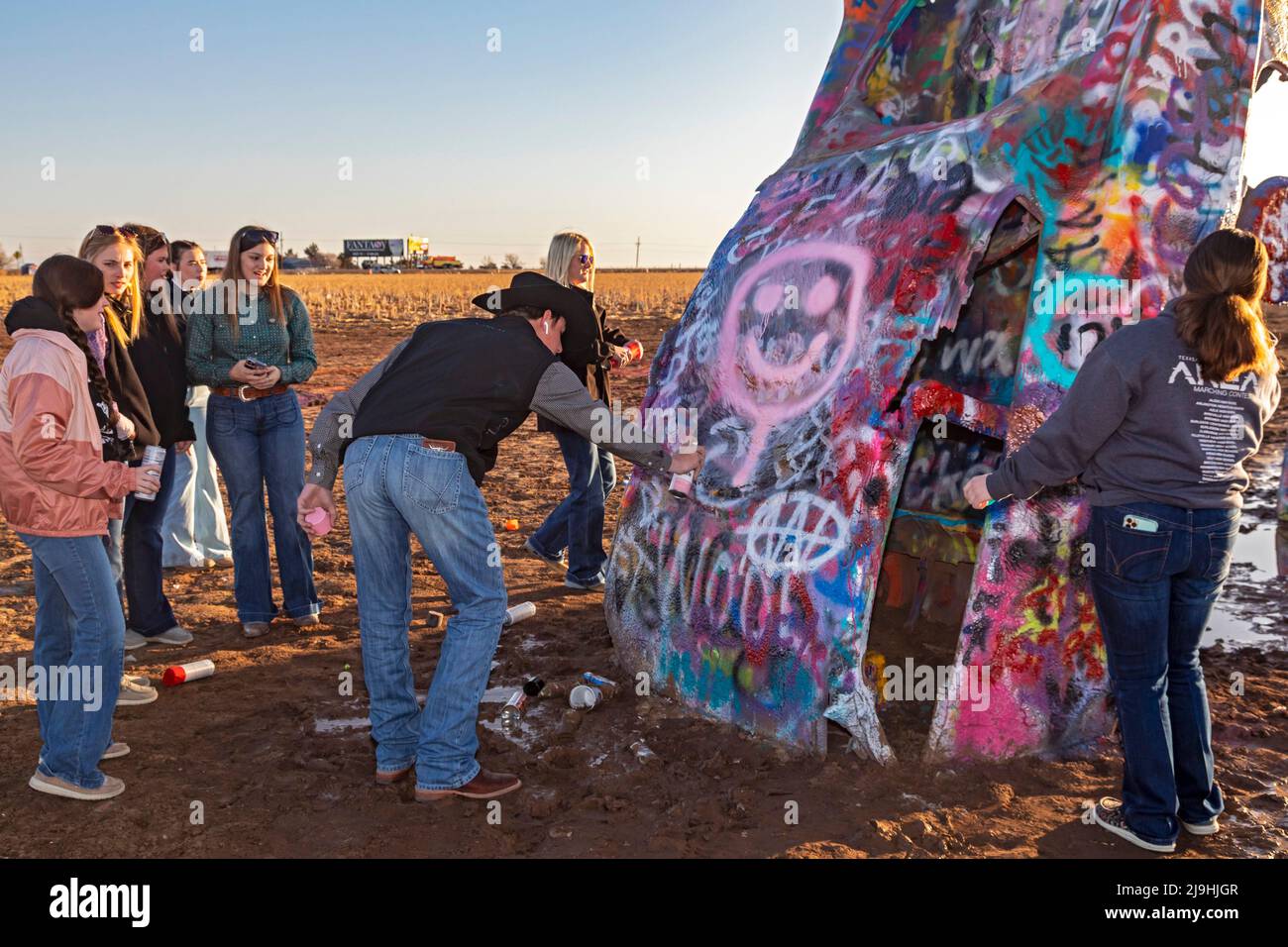 Conway, Texas - Cadillac Ranch, où 10 Cadillac sont partiellement enterrés dans un champ de ferme. Depuis que les voitures ont été installées en 1974, il est devenu un popula Banque D'Images