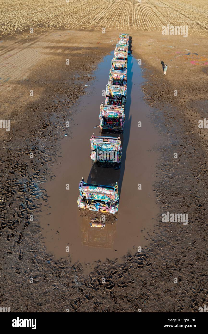 Conway, Texas - Cadillac Ranch, où 10 Cadillac sont partiellement enterrés dans un champ de ferme. Depuis que les voitures ont été installées en 1974, il est devenu un popula Banque D'Images