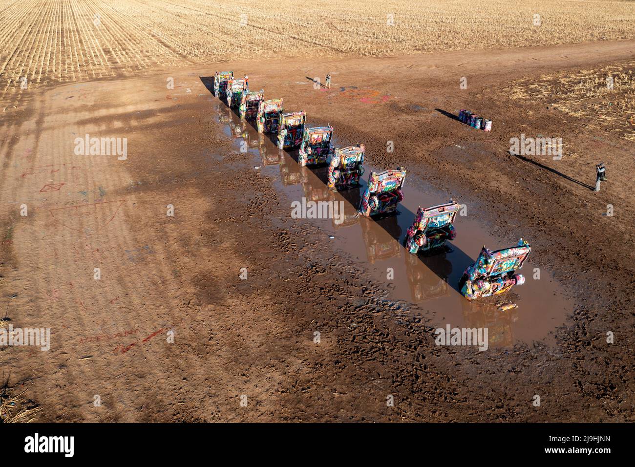 Conway, Texas - Cadillac Ranch, où 10 Cadillac sont partiellement enterrés dans un champ de ferme. Depuis que les voitures ont été installées en 1974, il est devenu un popula Banque D'Images