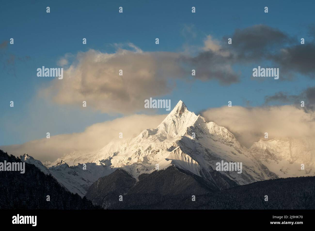 un des sommets de la montagne de neige de meili sous le ciel bleu dans la province du yunnan, en chine Banque D'Images