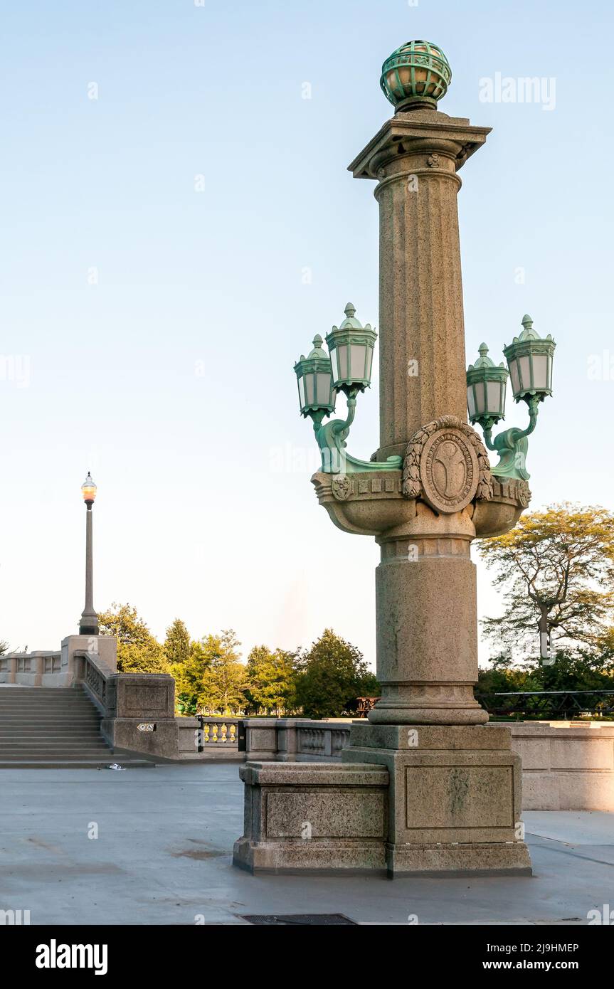 Colonne lumineuse décorée dans le centre-ville de Chicago, Illinois, États-Unis Banque D'Images