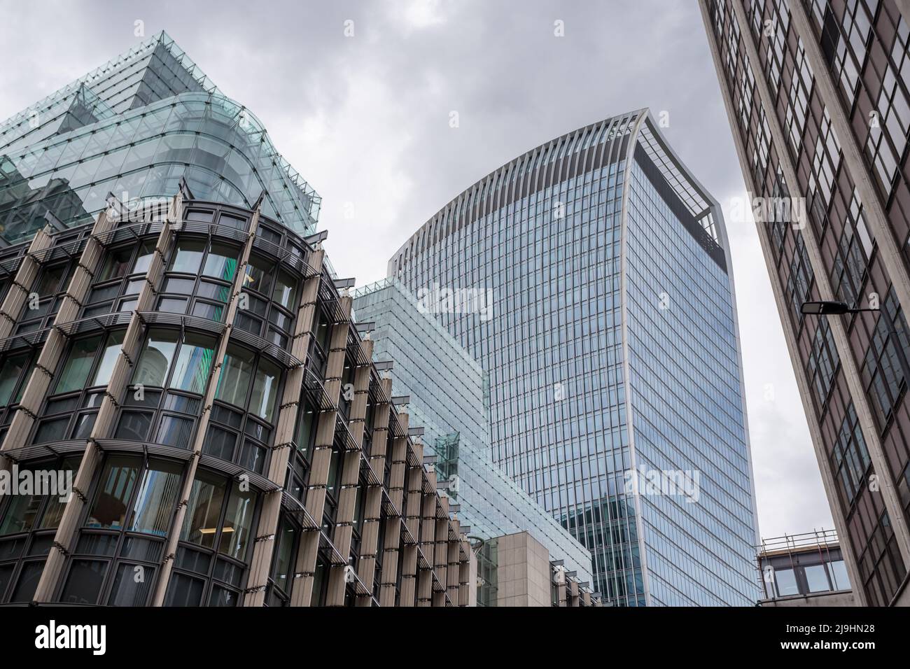 Le Fenchurch Building ou le Walkie-Talkie Building comme il est communément connu tours au-dessus des bâtiments environnants à Londres en mai 2022. Banque D'Images