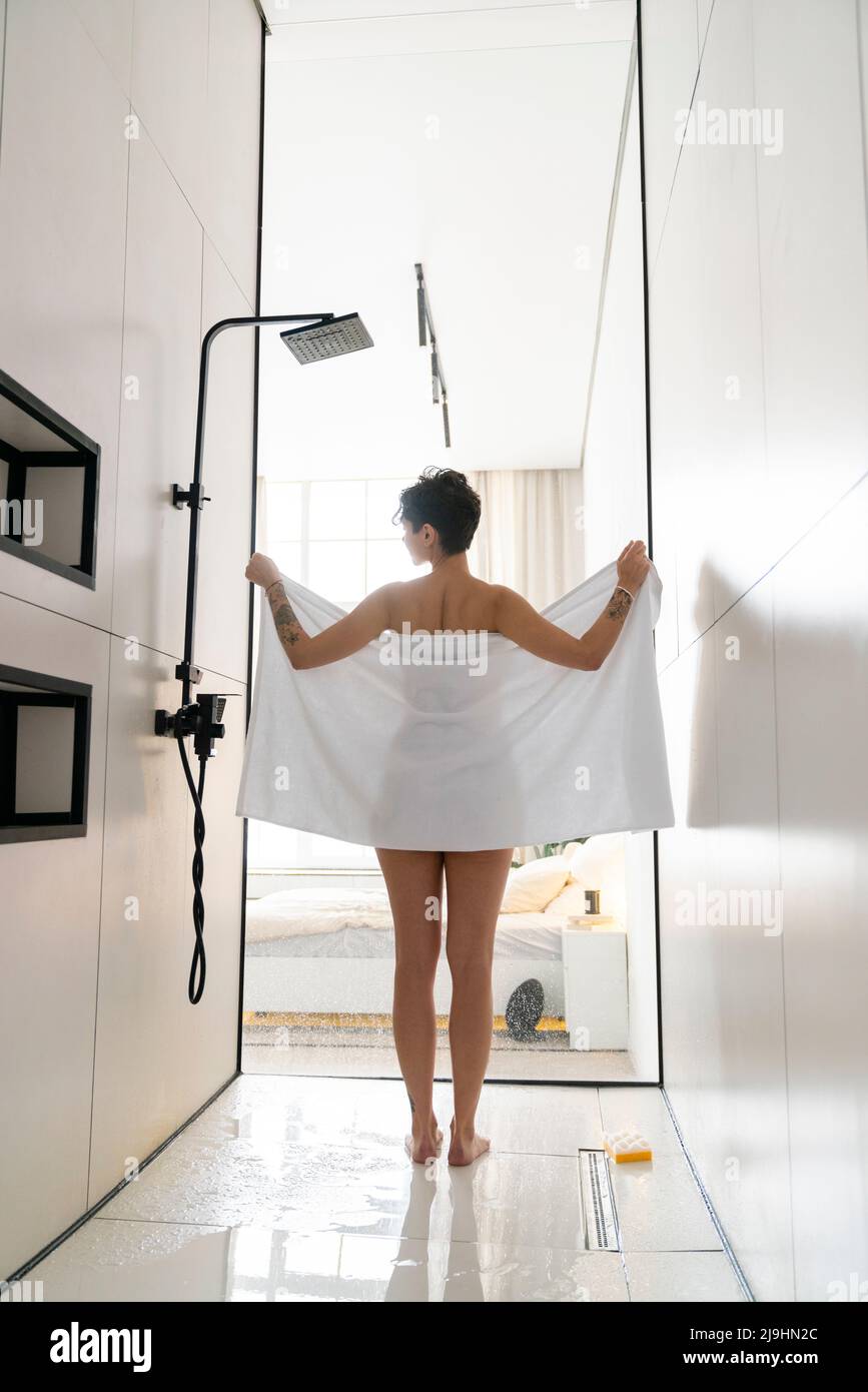 Femme sous la douche Banque de photographies et d’images à haute résolution Alamy
