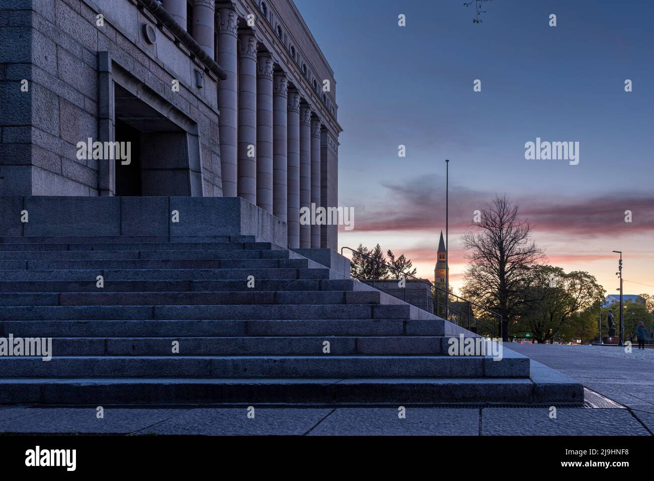 Escalier du Parlement finlandais sur un crépuscule printanier Banque D'Images