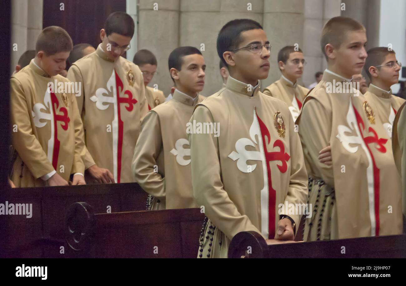 Garçons dans l'uniforme de l'ordre de Santiago (Saint-Jacques) dans la cathédrale de Sao Paulo, Brésil Banque D'Images