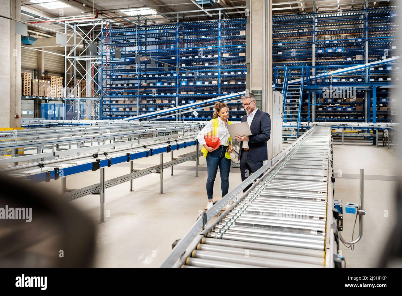 Homme d'affaires mature discutant avec un ouvrier de l'industrie Banque D'Images