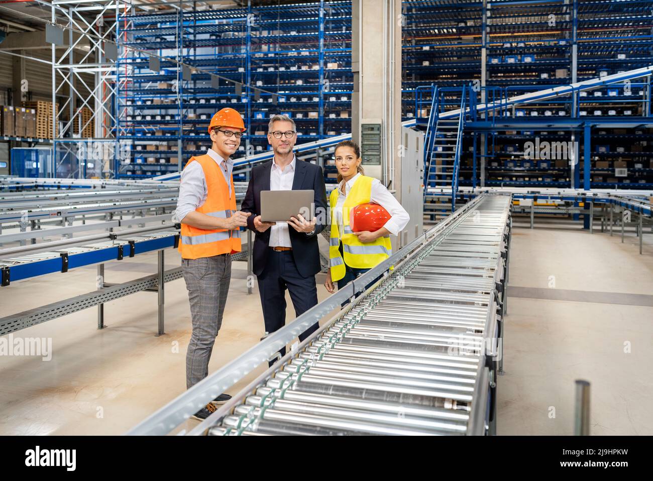 Manager mature avec employés de cols bleus à l'usine Banque D'Images