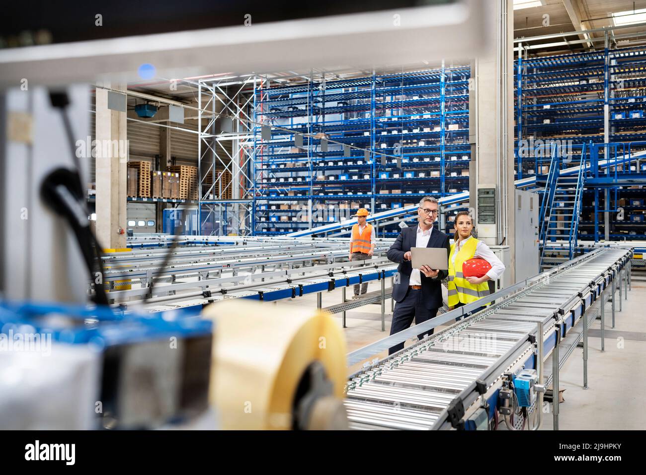 Homme d'affaires discutant avec un collègue en usine Banque D'Images