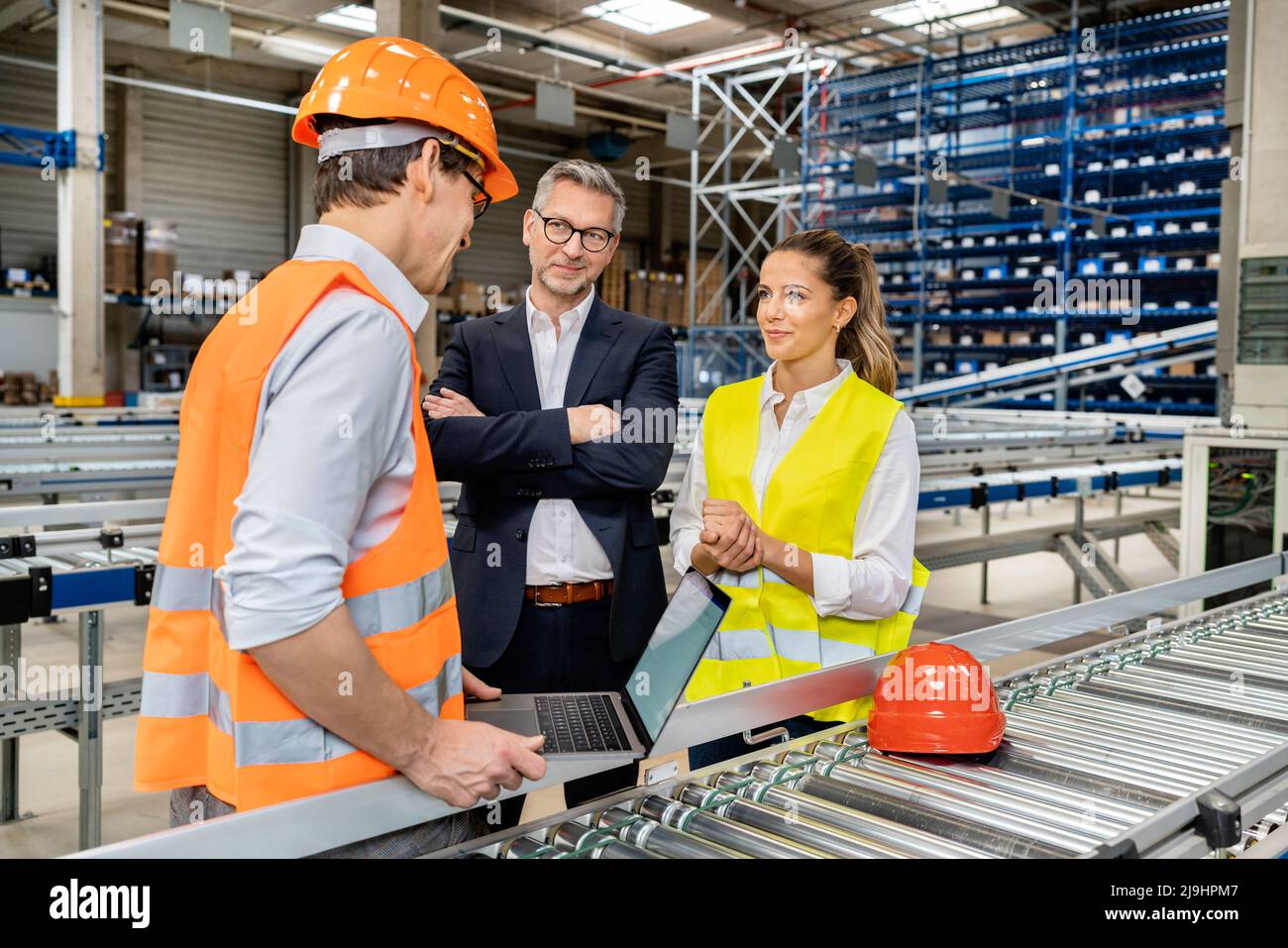 Employé de bureau discutant avec un collègue par le directeur de l'usine Banque D'Images