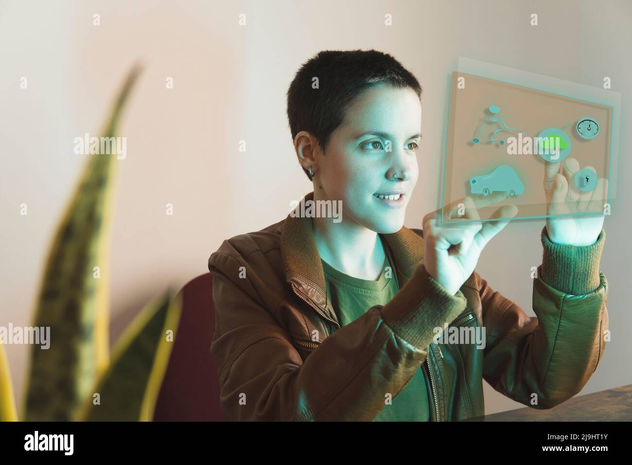 Un auteur indépendant souriant analyse le design de l'hologramme sur un écran transparent au bureau Banque D'Images