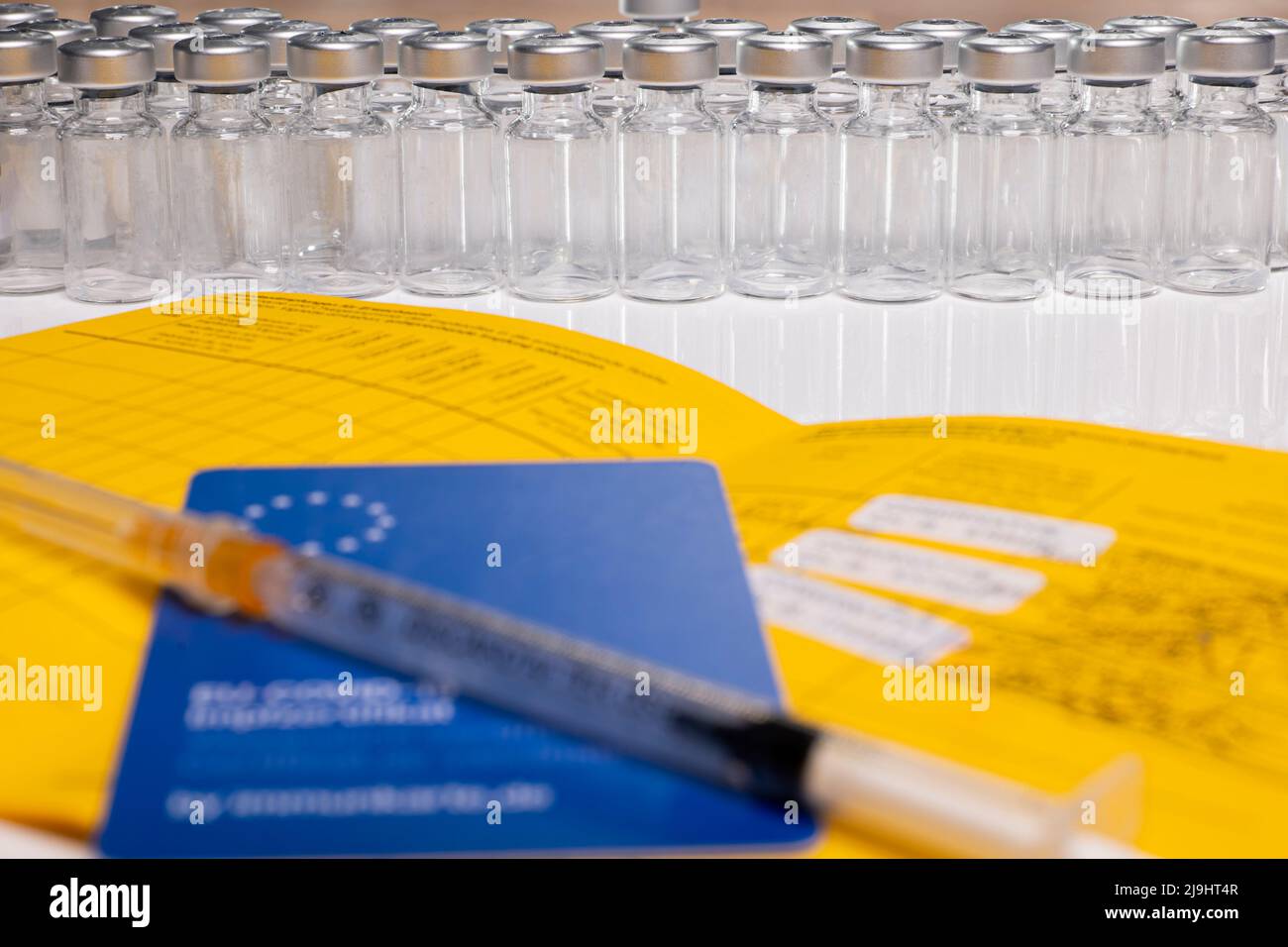 Certificat international DE vaccination DE L'OMS avec carte européenne de vaccination Banque D'Images Certificat international DE vaccination DE L'OMS avec carte européenne de vaccination Banque D'Images