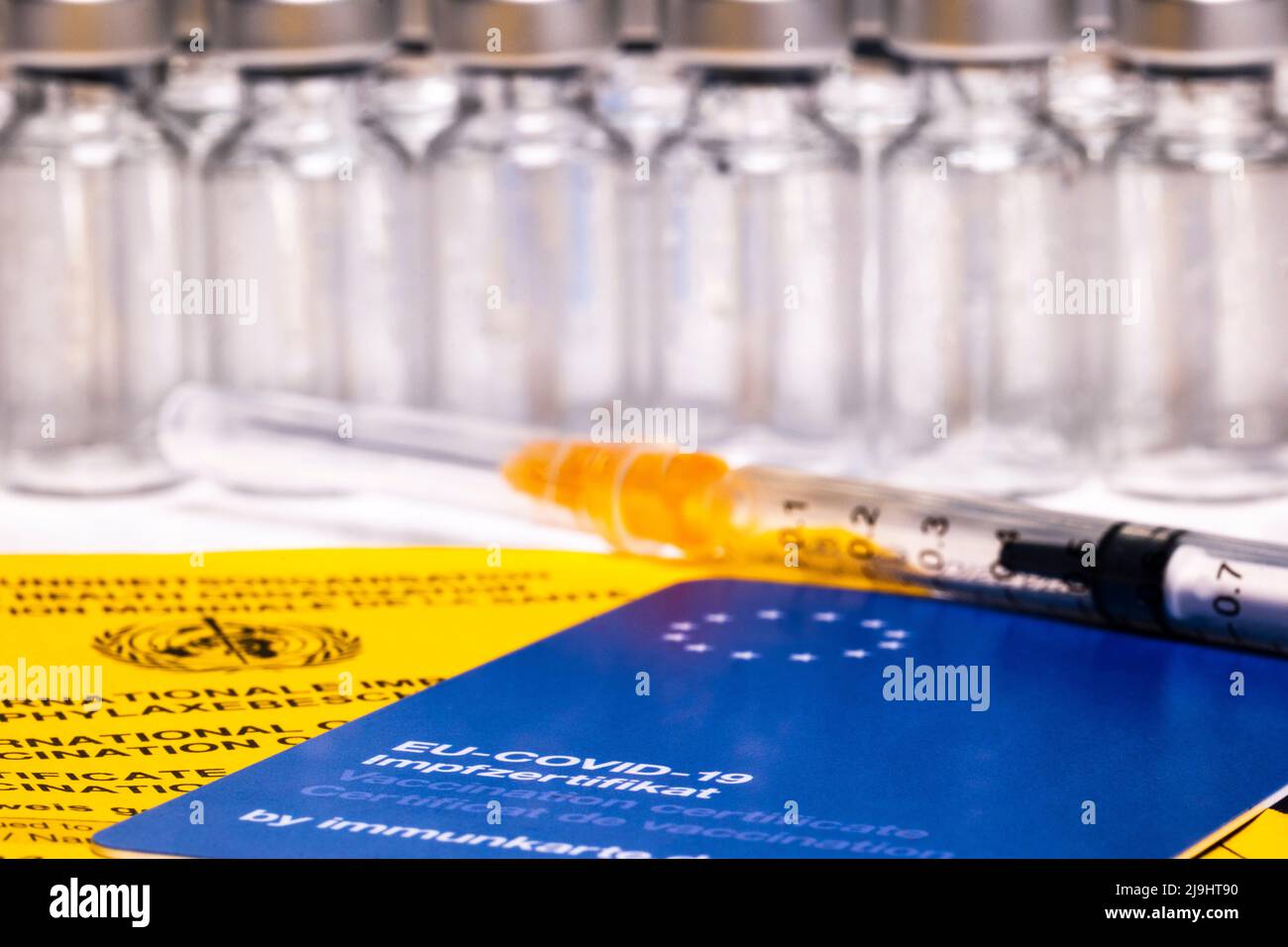 Certificat international DE vaccination DE L'OMS avec carte européenne de vaccination Banque D'Images Certificat international DE vaccination DE L'OMS avec carte européenne de vaccination Banque D'Images