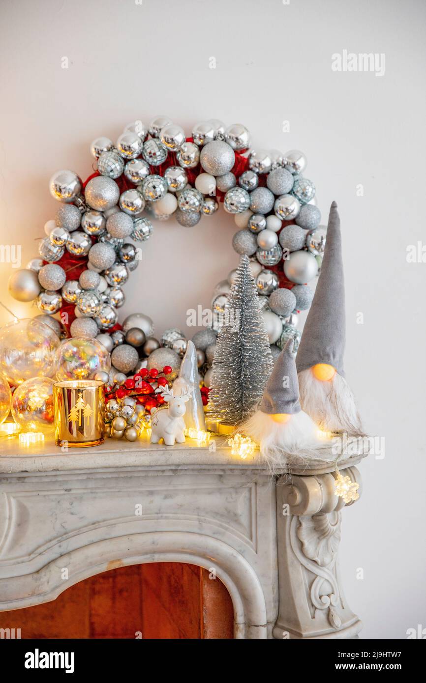 Décoration de Noël avec lumières illuminées sur une cheminée en marbre Banque D'Images