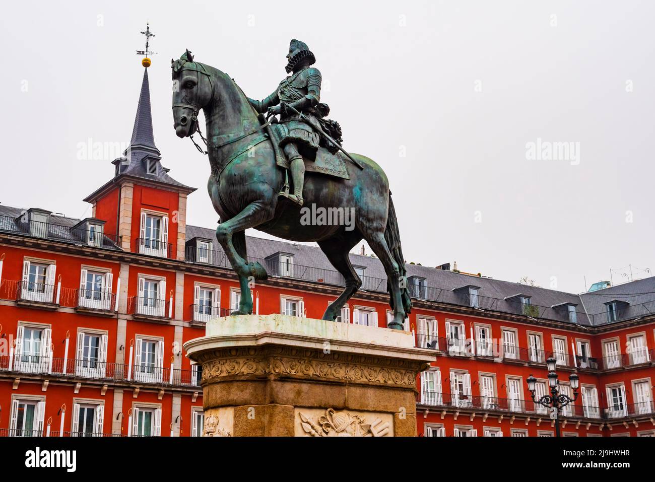 Vue imprenable sur la Plaza Mayor avec statue du roi Philip III en premier plan, Madrid, Espagne Banque D'Images