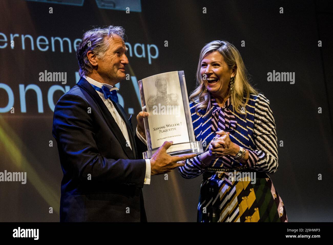 2022-05-23 21:20:16 GRONINGEN - Klaas Knot, président de Nederlandsche Bank et président de la Fondation Koning Willem I et de la Reine Maxima a présenté la plaque pour l'entreprenariat durable à BOUE Jeans lors de la présentation des prix King Willem I 2022 dans le Forum de Groningen. Ces prix sont décernés une fois tous les deux ans. ANP SIESE VEENSTRA pays-bas - belgique sortie Banque D'Images