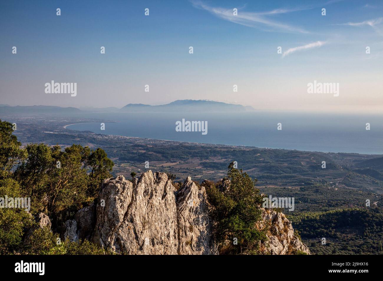 Vue panoramique sur les montagnes rocheuses et la mer au coucher du soleil Banque D'Images