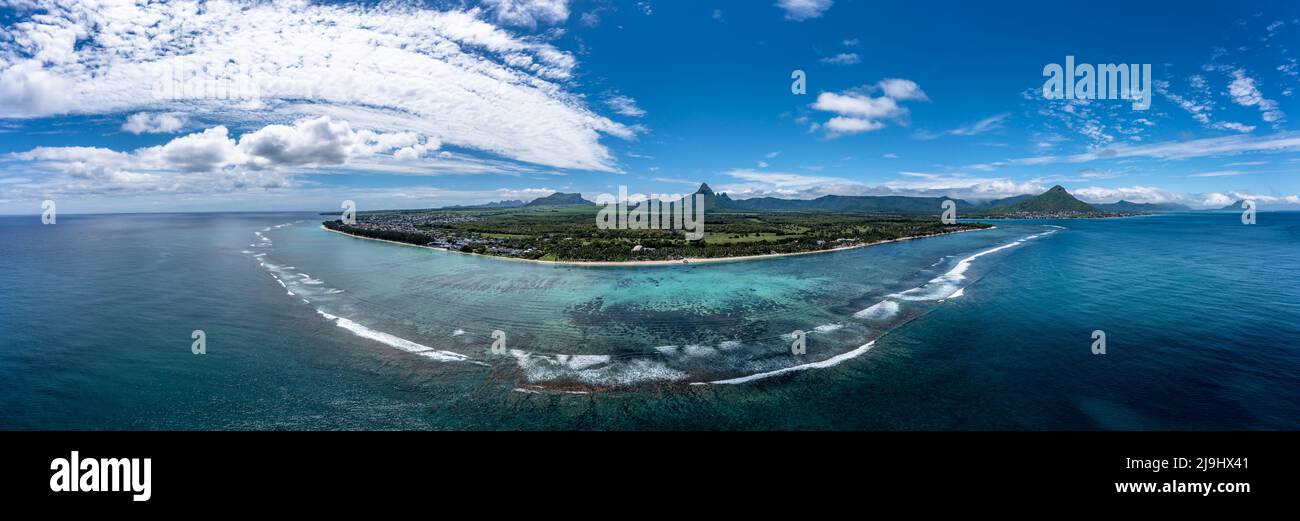 Vue panoramique sur la mer et la plage de Flic en Flac, Maurice, Afrique Banque D'Images