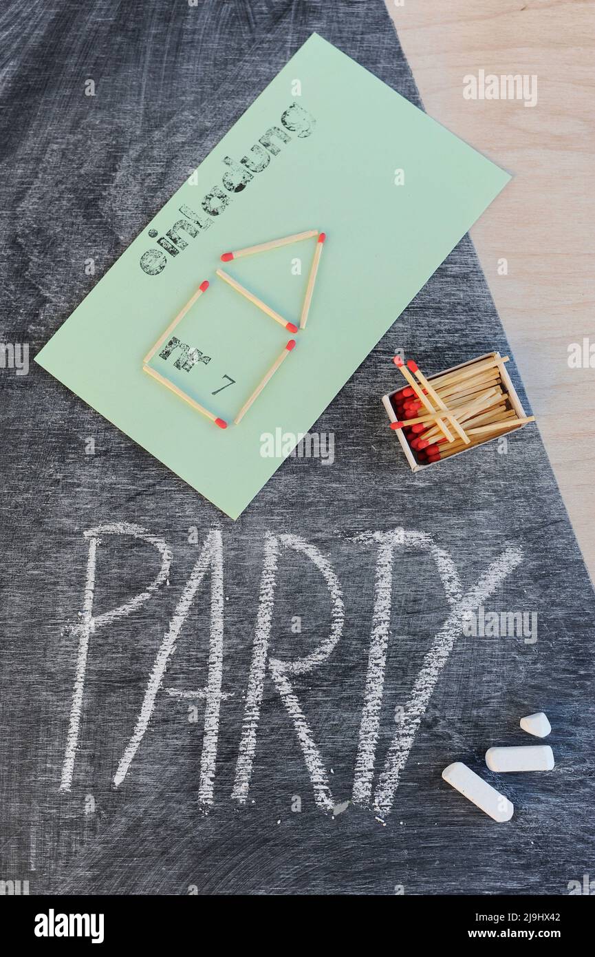 Carte d'invitation avec le design de la maison de match par texte de partie sur le tableau noir Banque D'Images