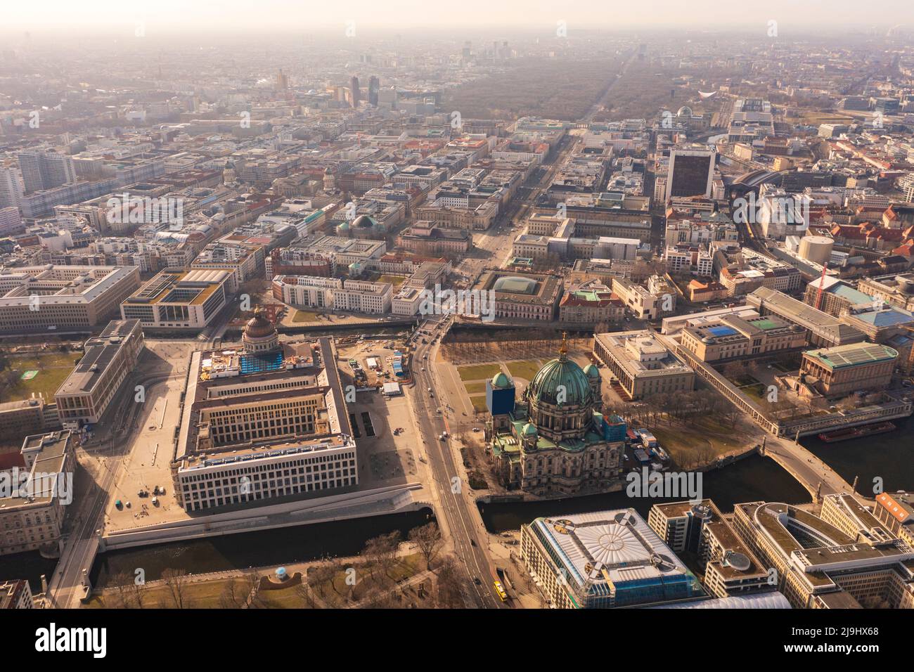 Allemagne, Berlin, vue aérienne de l'île aux Musées avec le Palais de Berlin et la Cathédrale de Berlin Banque D'Images