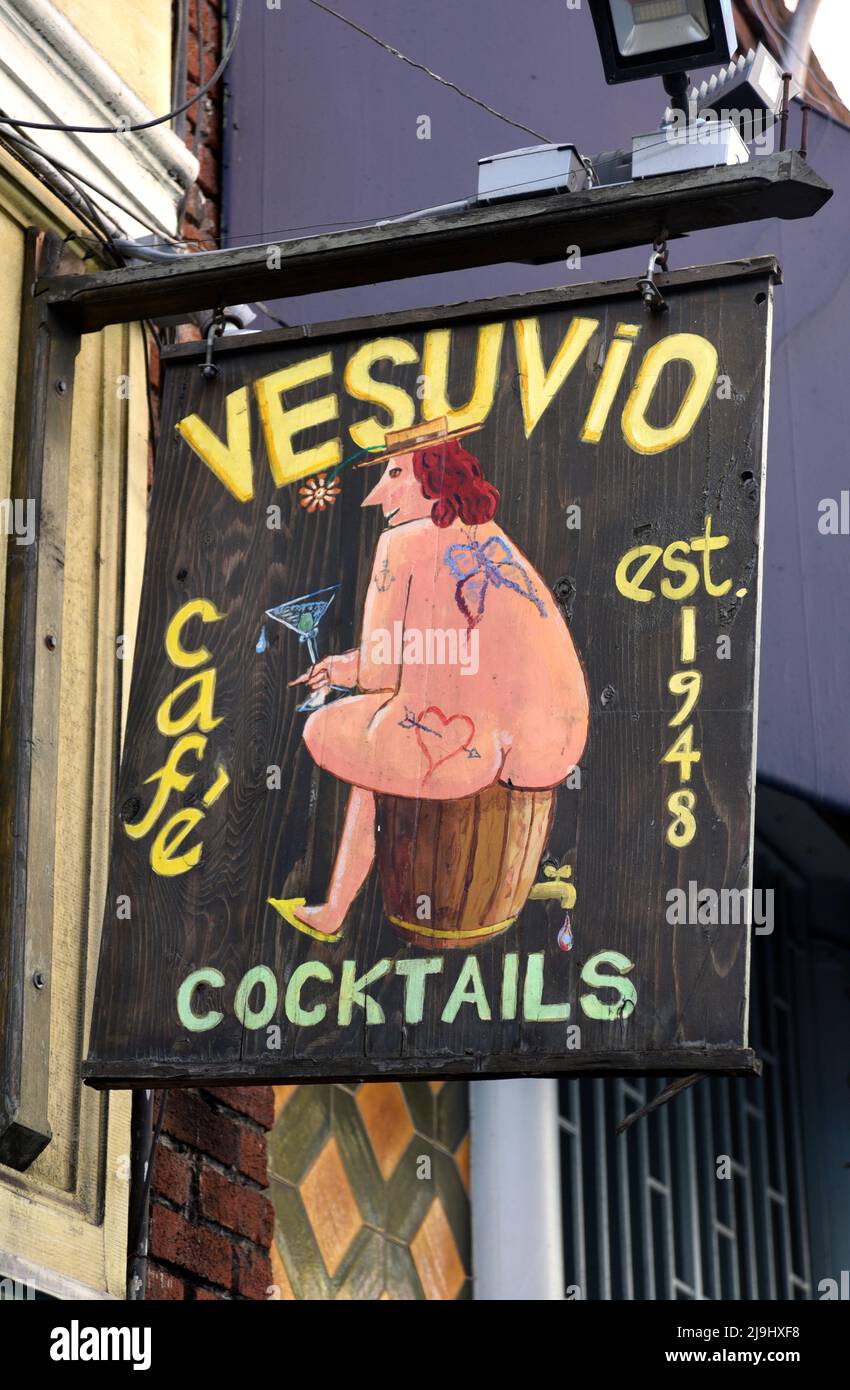 Le Vesuvio Cafe, un bar phare de la partie North Beach de San Francisco, en Californie, a été fréquenté par les membres de la génération Beat 1950s. Banque D'Images