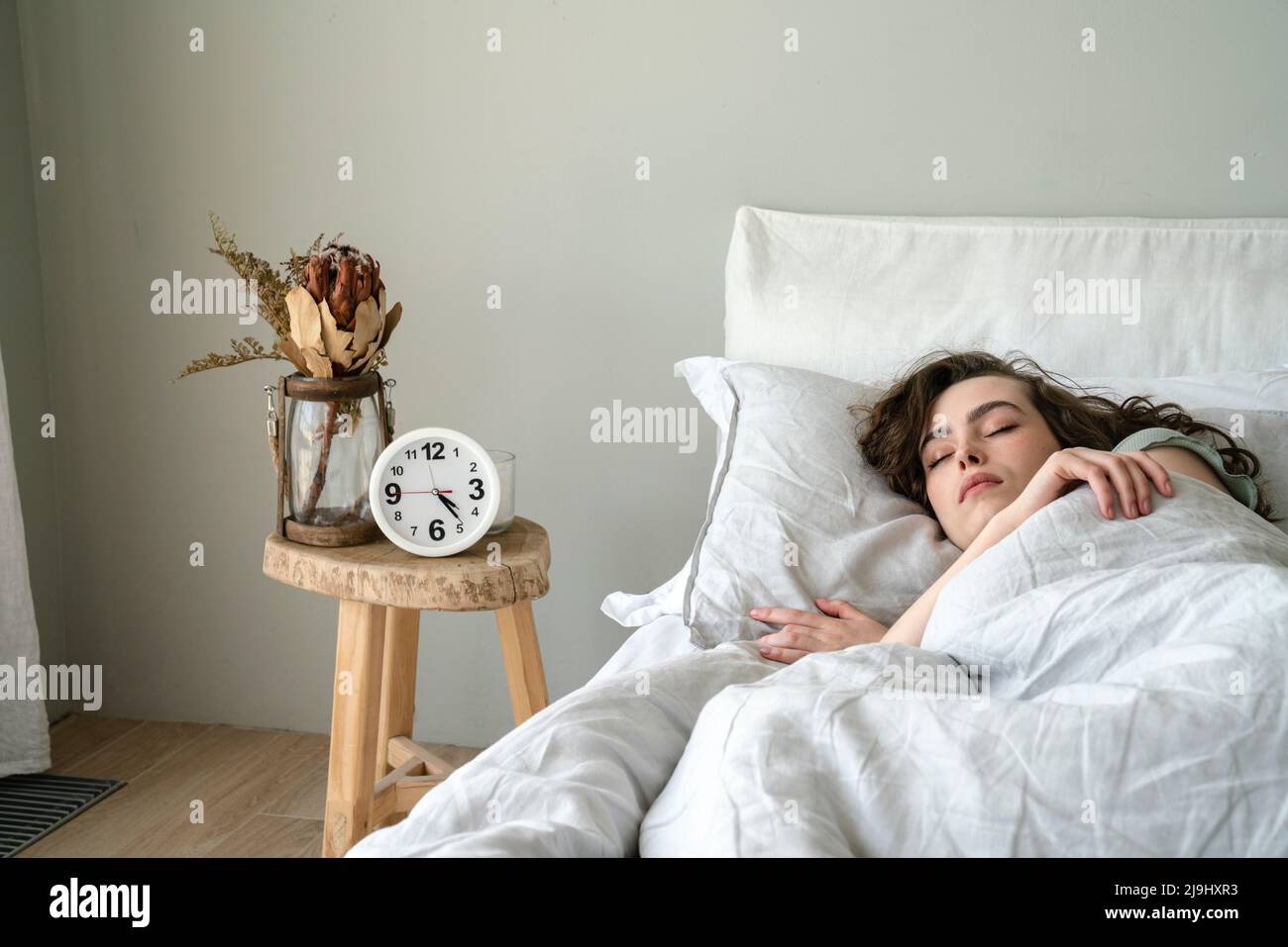 Woman sleeping in bed at home Banque D'Images