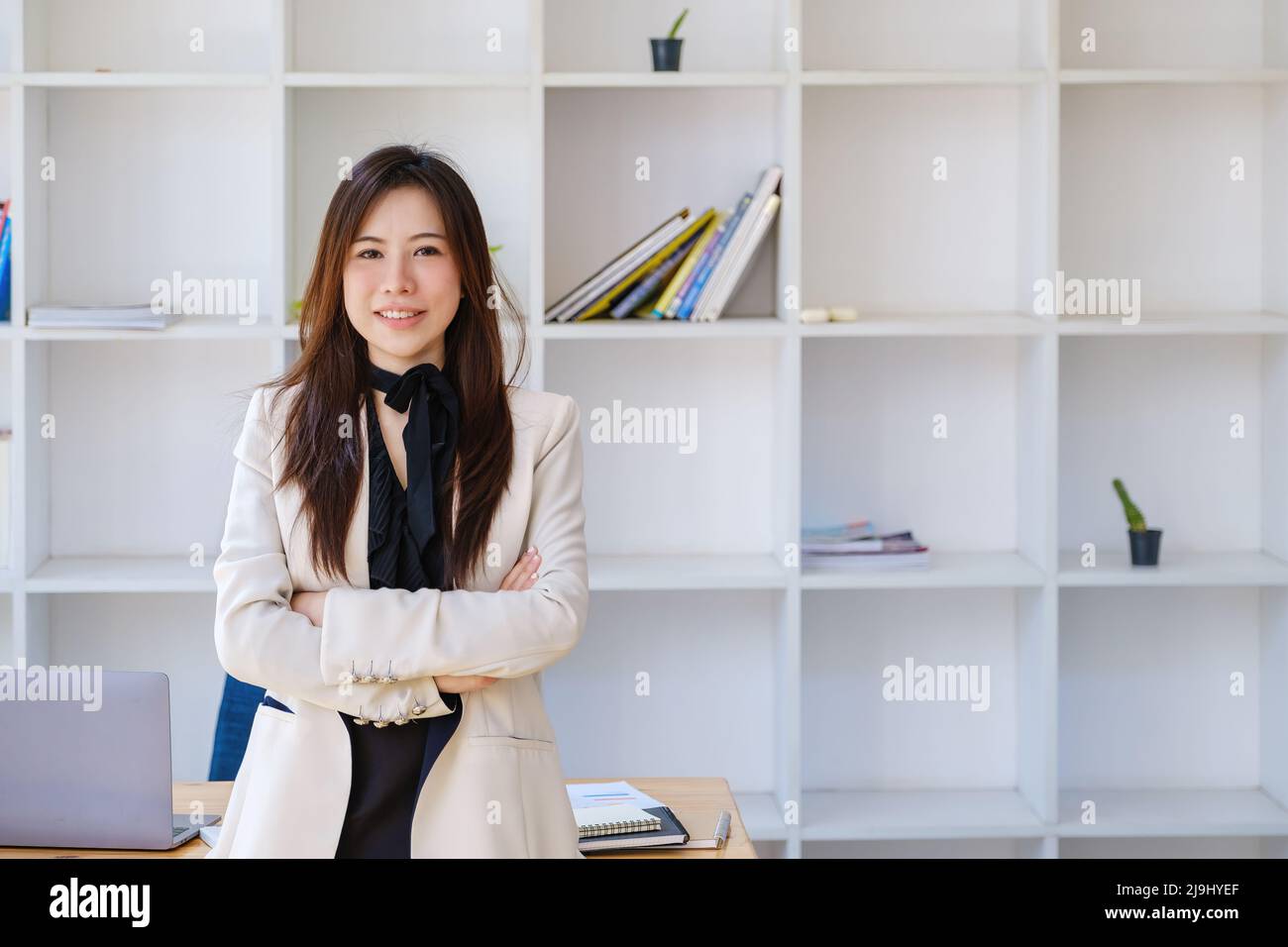 Affaires personnelles, propriétaire d'affaires, loisirs, plaisir du travail, portrait d'une femme asiatique souriant joyeusement à la maison Banque D'Images