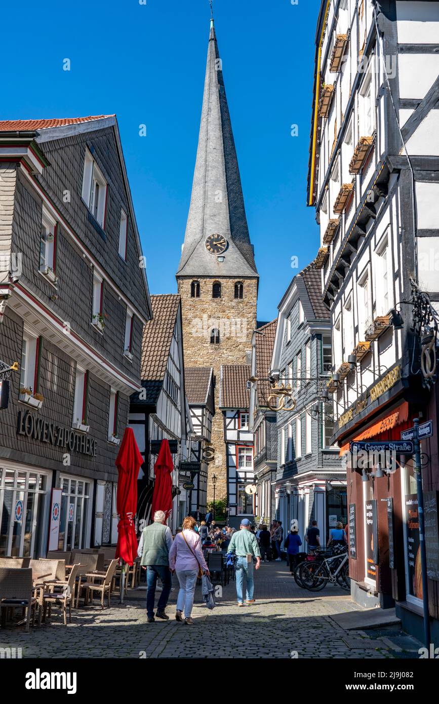 La vieille ville de Hattingen, maisons à colombages, la gastronomie dans la rue Kirchplatz, église protestante St. Georg, NRW, Allemagne, Banque D'Images