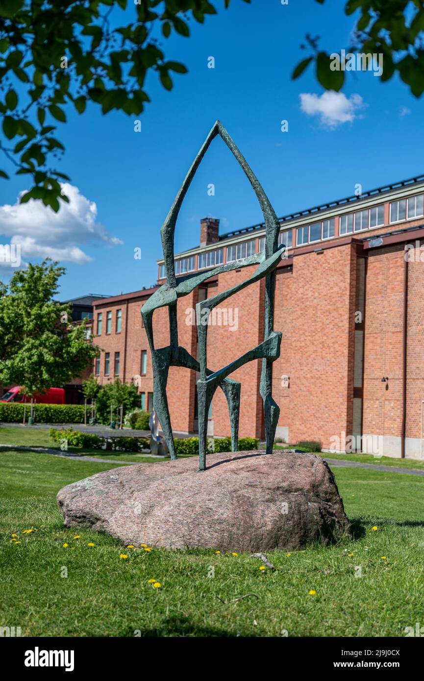 « Cathedral » par Arne Jones dans le parc de sculptures lors d'une journée ensoleillée en mai 2022 au musée d'art Norrkoping de Norrkoping, en Suède. Banque D'Images