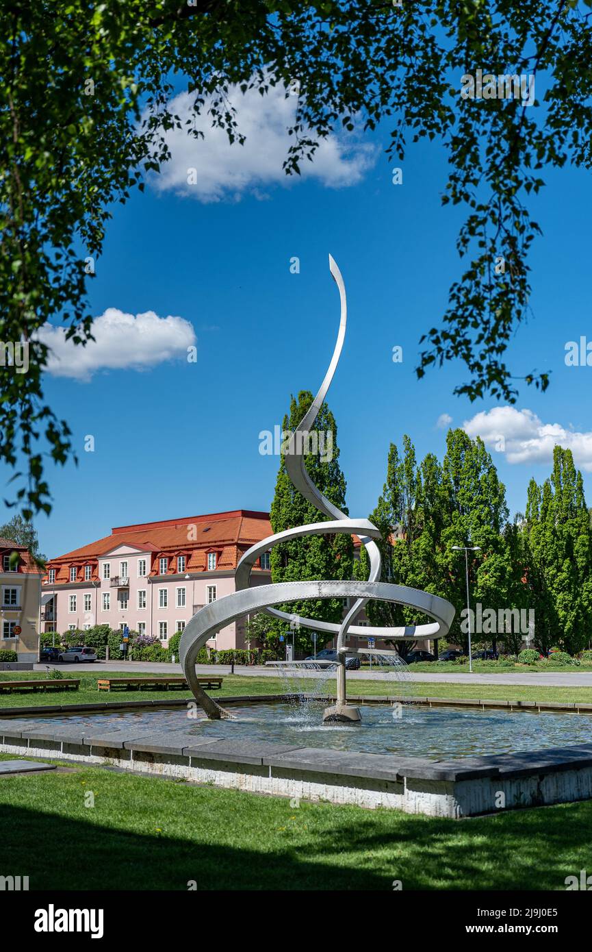 « Piral Åtbörd » par Arne Jones dans le parc de sculptures lors d'une journée ensoleillée en mai 2022 au musée d'art Norrkoping de Norrkoping, en Suède. Banque D'Images