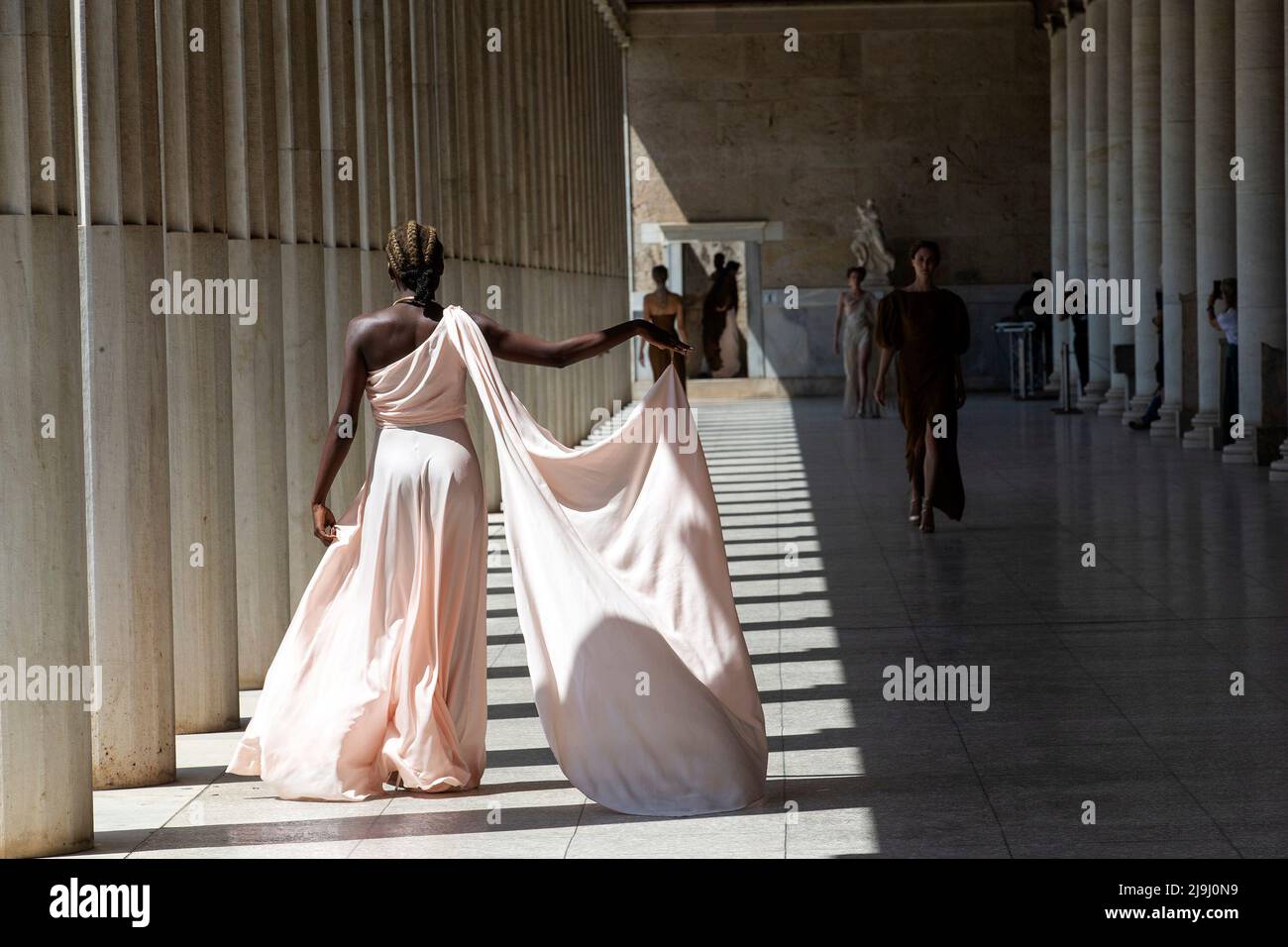 Athènes, Grèce. 23rd mai 2022. Les modèles présentent des créations du couturier grec Vassilios Kostetsos au STOA d'Attalos dans l'ancienne Agora d'Athènes, Grèce, le 23 mai 2022. Crédit: Marios Lolos/Xinhua/Alamy Live News Banque D'Images