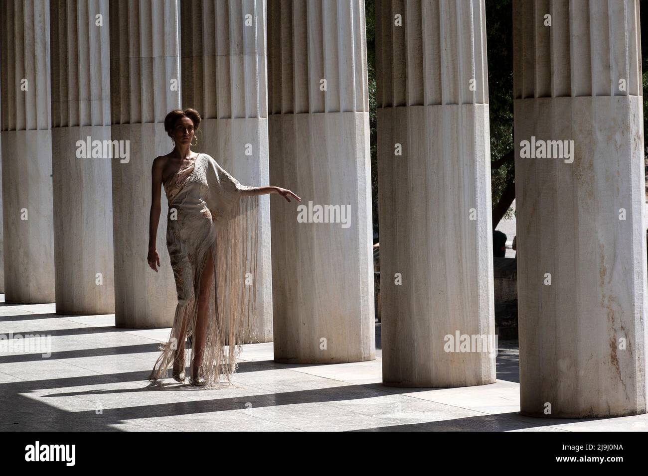 Athènes, Grèce. 23rd mai 2022. Un modèle présente une création du couturier grec Vassilios Kostetsos au STOA d'Attalos dans l'ancienne Agora d'Athènes, Grèce, le 23 mai 2022. Crédit: Marios Lolos/Xinhua/Alamy Live News Banque D'Images