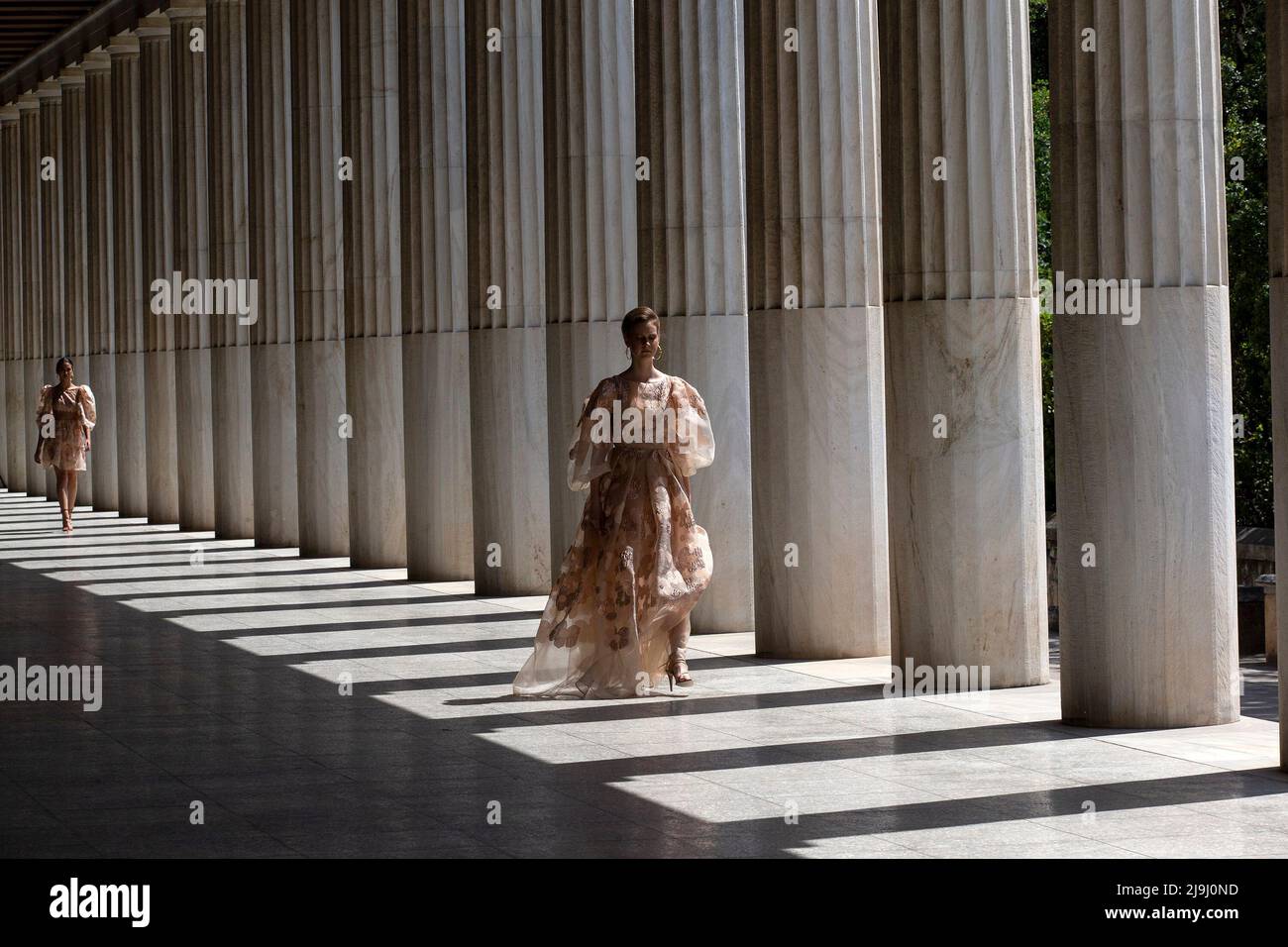 Athènes, Grèce. 23rd mai 2022. Les modèles présentent des créations du couturier grec Vassilios Kostetsos au STOA d'Attalos dans l'ancienne Agora d'Athènes, Grèce, le 23 mai 2022. Crédit: Marios Lolos/Xinhua/Alamy Live News Banque D'Images