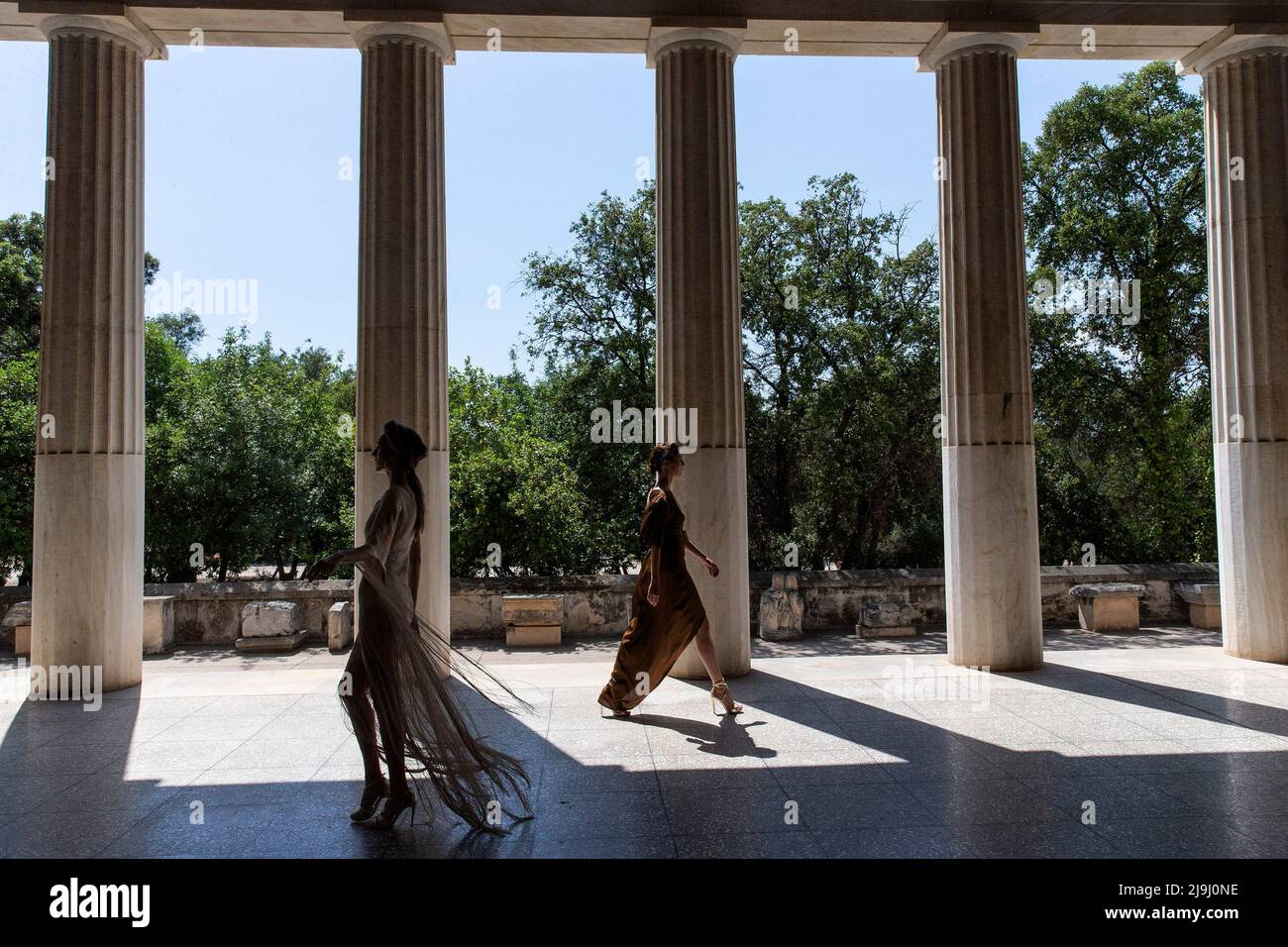Athènes, Grèce. 23rd mai 2022. Les modèles présentent des créations du couturier grec Vassilios Kostetsos au STOA d'Attalos dans l'ancienne Agora d'Athènes, Grèce, le 23 mai 2022. Crédit: Marios Lolos/Xinhua/Alamy Live News Banque D'Images