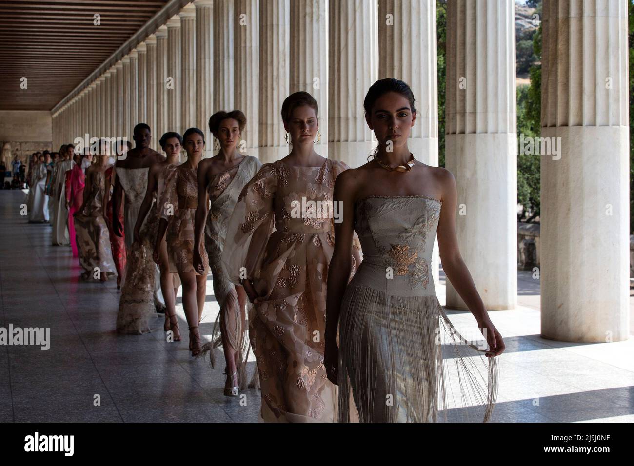 Athènes, Grèce. 23rd mai 2022. Les modèles présentent des créations du couturier grec Vassilios Kostetsos au STOA d'Attalos dans l'ancienne Agora d'Athènes, Grèce, le 23 mai 2022. Crédit: Marios Lolos/Xinhua/Alamy Live News Banque D'Images