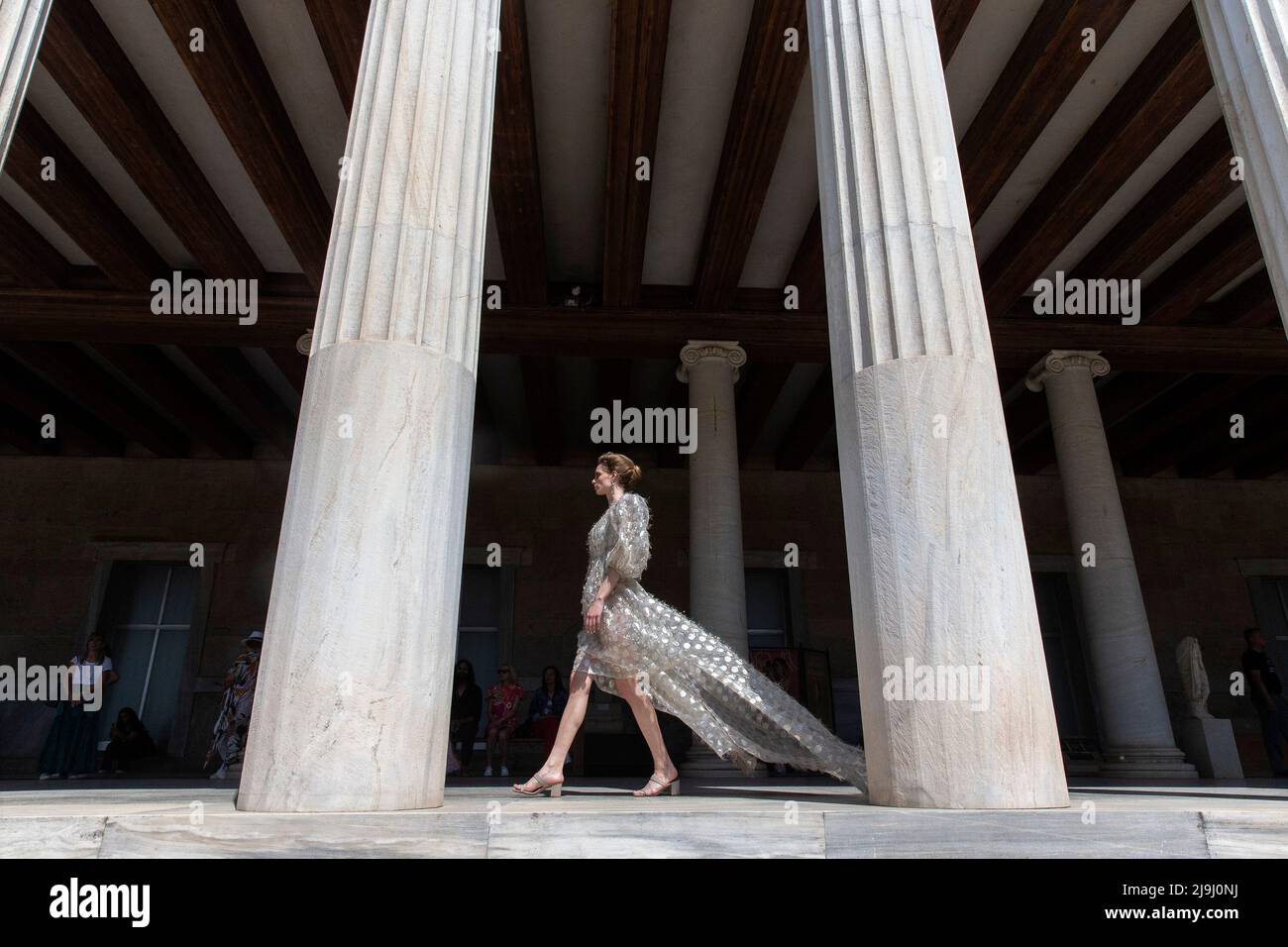 Athènes, Grèce. 23rd mai 2022. Un modèle présente une création du couturier grec Vassilios Kostetsos au STOA d'Attalos dans l'ancienne Agora d'Athènes, Grèce, le 23 mai 2022. Crédit: Marios Lolos/Xinhua/Alamy Live News Banque D'Images