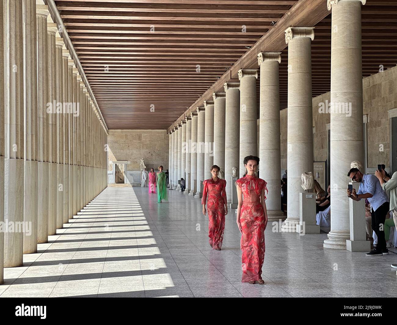 Athènes, Grèce. 23rd mai 2022. Les modèles présentent des créations du couturier grec Vassilios Kostetsos au STOA d'Attalos dans l'ancienne Agora d'Athènes, Grèce, le 23 mai 2022. Credit: Yu Shuaishuai/Xinhua/Alay Live News Banque D'Images