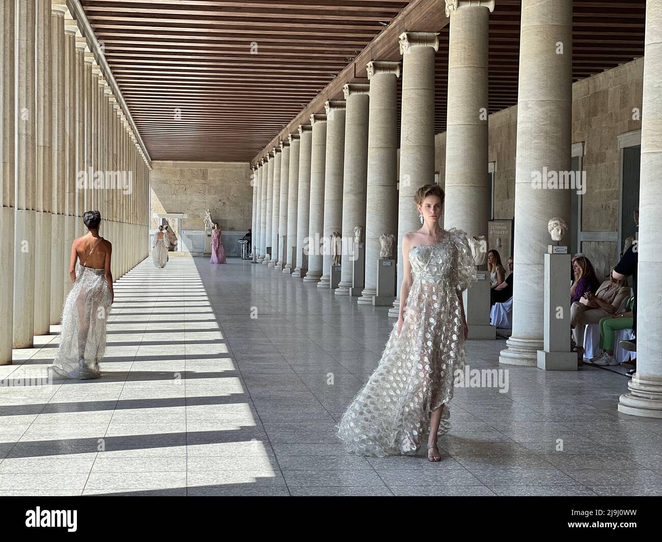 Athènes, Grèce. 23rd mai 2022. Les modèles présentent des créations du couturier grec Vassilios Kostetsos au STOA d'Attalos dans l'ancienne Agora d'Athènes, Grèce, le 23 mai 2022. Credit: Yu Shuaishuai/Xinhua/Alay Live News Banque D'Images