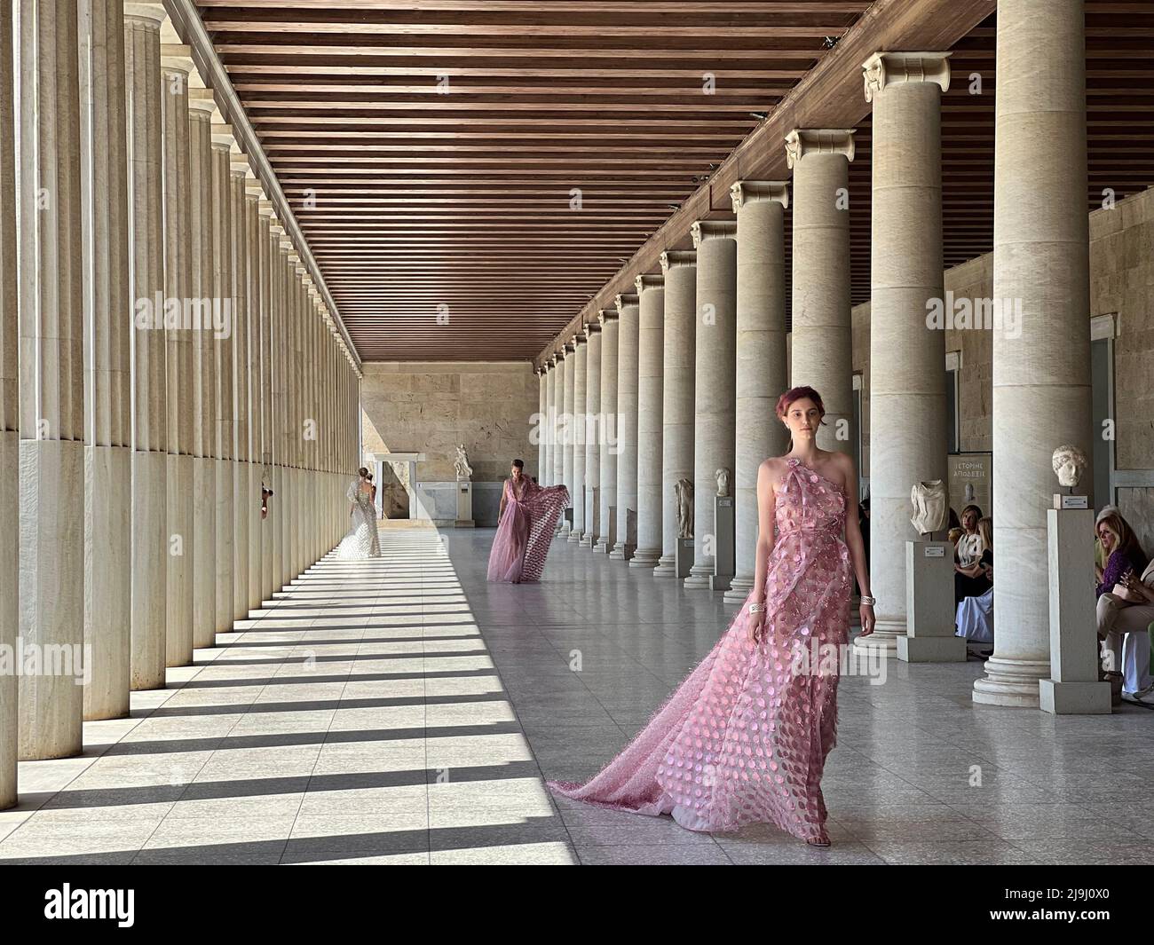 Athènes, Grèce. 23rd mai 2022. Les modèles présentent des créations du couturier grec Vassilios Kostetsos au STOA d'Attalos dans l'ancienne Agora d'Athènes, Grèce, le 23 mai 2022. Credit: Yu Shuaishuai/Xinhua/Alay Live News Banque D'Images