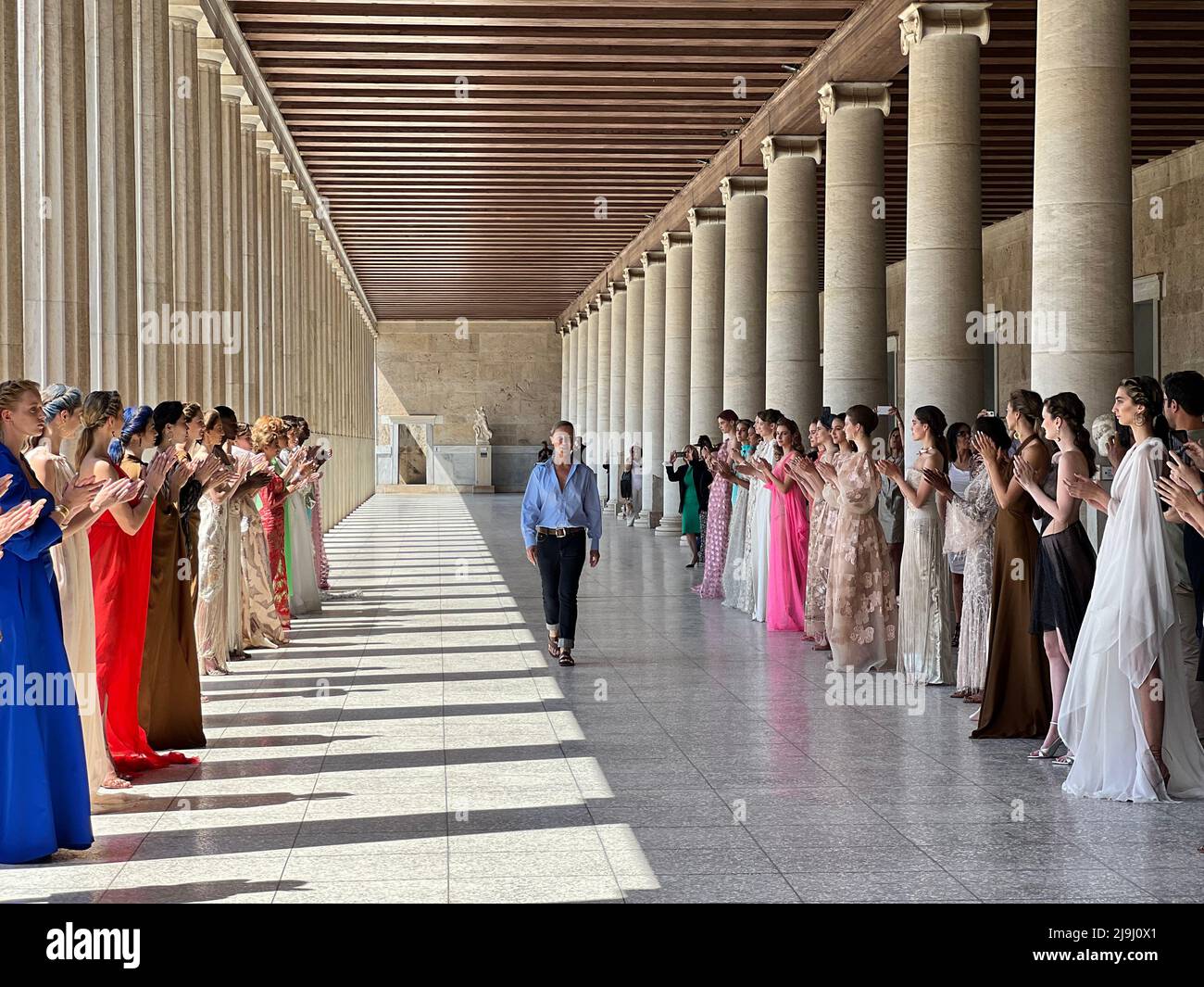Athènes, Grèce. 23rd mai 2022. Le couturier grec Vassilios Kostetsos (C) se présente à la fin de son défilé de mode dans l'ancienne Agora d'Athènes, Grèce, le 23 mai 2022. Credit: Yu Shuaishuai/Xinhua/Alay Live News Banque D'Images