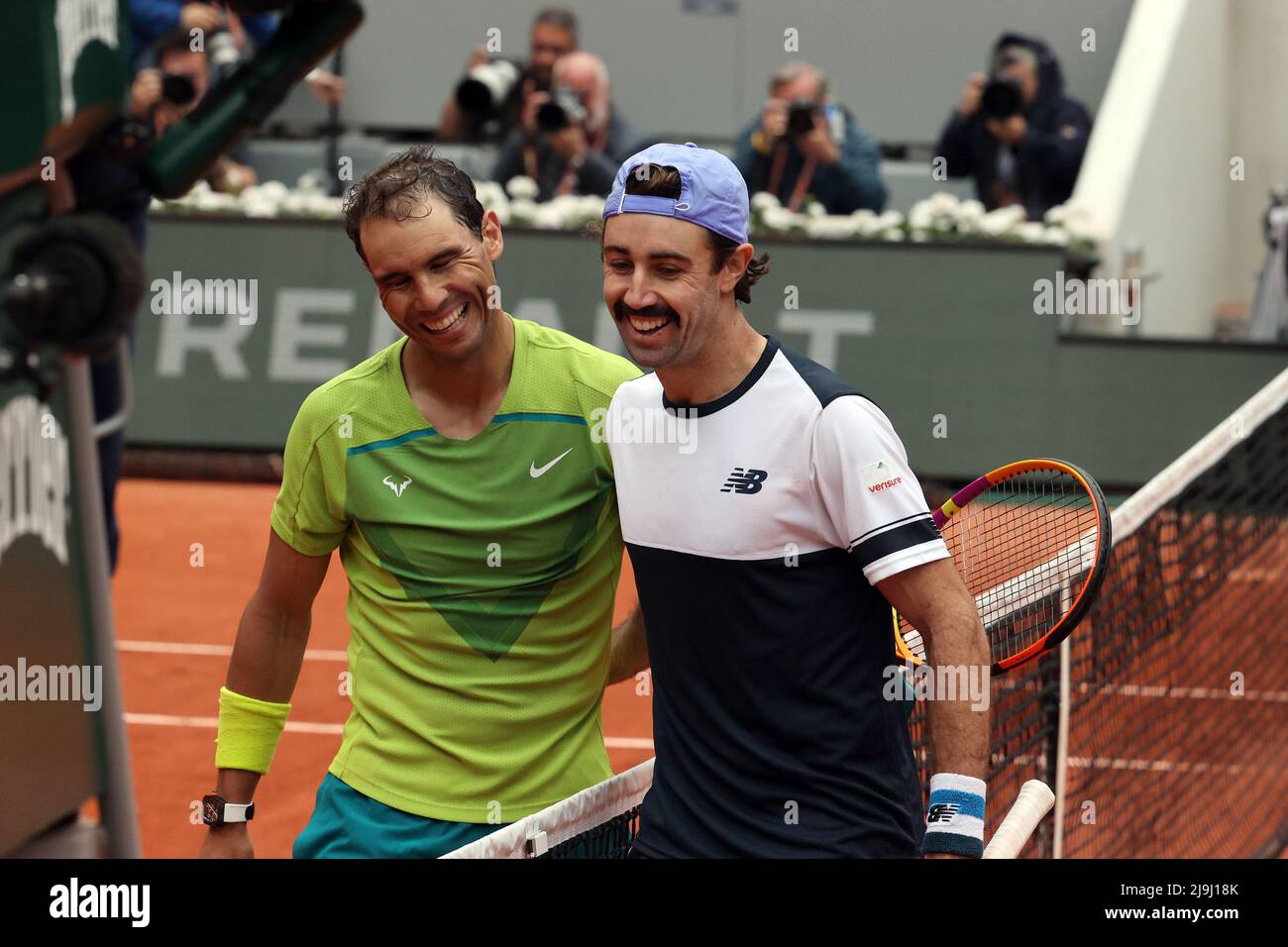 Paris, France. 23rd mai 2022. Rafael Nadal d'Espagne et Jordan d'Australie Thompson (R) partagent un pat sur le dos à la fin de leur match de tennis Open de France à Roland Garros près de Paris, France, le lundi 23 mai 2022. Nadal remporte les prix 6-2, 6-2, 6-2. Photo de Maya Vidon-White/UPI crédit: UPI/Alay Live News Banque D'Images