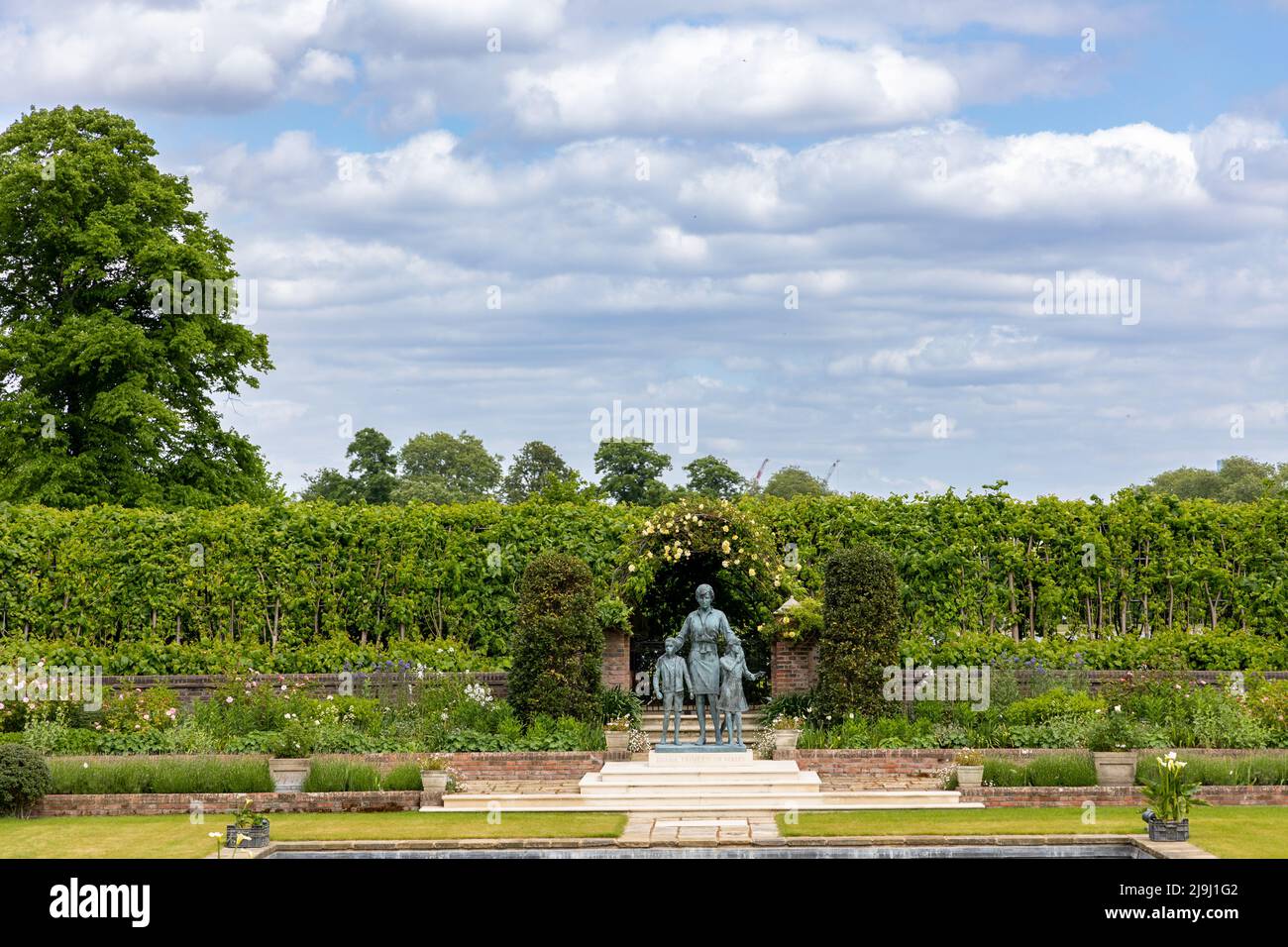 Londres, Angleterre - 12 mai 2022 : statue de Diana, princesse de Galles, vue dans le jardin submergé, Palais de Kensington Banque D'Images