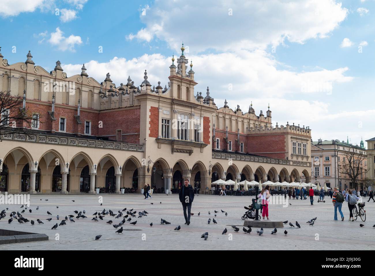 Cracovie, Pologne - rues pittoresques de la vieille ville - 29.04.2022. Kraków Cloth Hall. Patrimoine mondial de l'UNESCO Banque D'Images