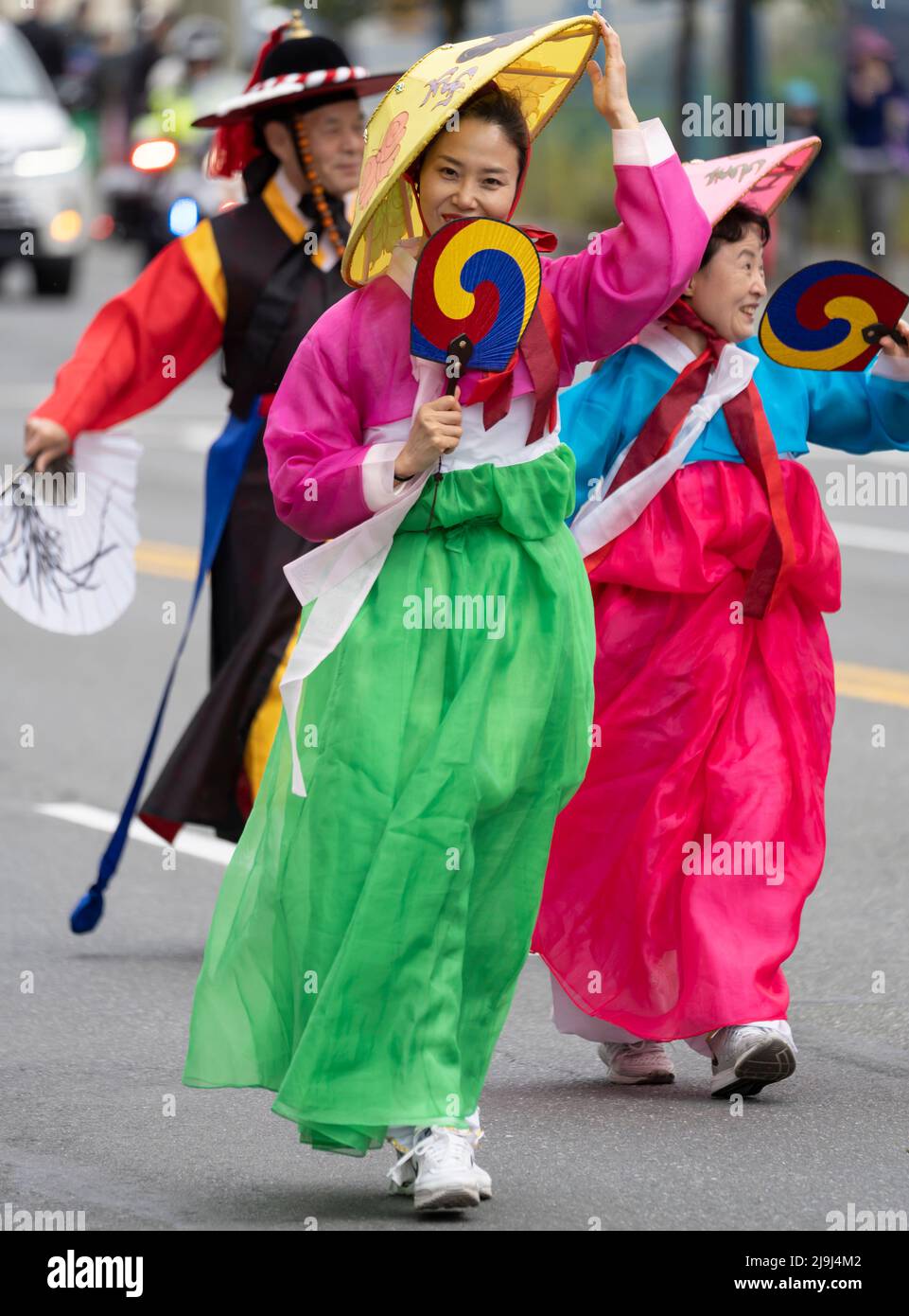 Une femme vêtue d'une robe colorée au Victoria Day Parade, le 23 mai 2022, à Victoria, en Colombie-Britannique, au Canada. Banque D'Images