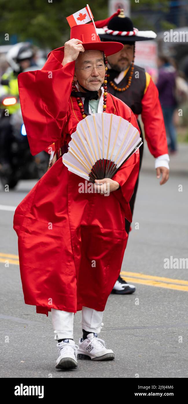 Homme en costume coloré au Victoria Day Parade, le 23 mai 2022, à Victoria, en Colombie-Britannique, au Canada. Banque D'Images