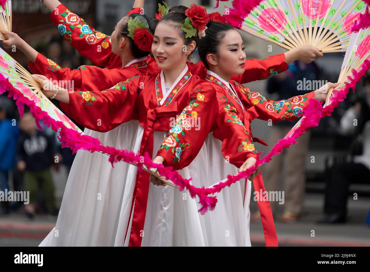 Danseurs et fans au Victoria Day Parade, le 23 mai 2022, à Victoria, en Colombie-Britannique, au Canada. Banque D'Images