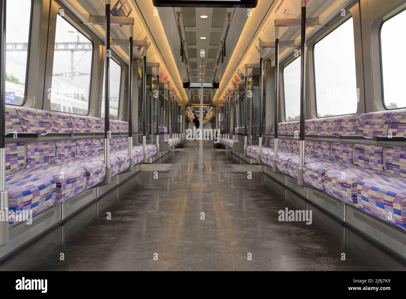Londres, Royaume-Uni, 23rd mai 2022 : vue de l'intérieur du wagon Elizabeth Line. Une fois que le projet Crossrail a terminé avec succès la dernière étape de test de la ligne cette semaine, la ligne Elizabeth, très retardée, doit s'ouvrir aux clients payants entre Paddington et Abbey Wood le mardi 24th mai 2022 , la semaine précédant les célébrations du jubilé de la Reine. Crédit : glosszoom/Alamy Live News Banque D'Images