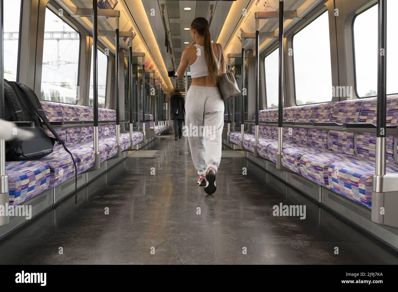Londres, Royaume-Uni 23rd mai 2022 : une promenade de passagers à l'intérieur d'un train. Une fois que le projet Crossrail a terminé avec succès la dernière étape de test de la ligne cette semaine, la ligne Elizabeth, très retardée, doit s'ouvrir aux clients payants entre Paddington et Abbey Wood le mardi 24th mai 2022 , la semaine précédant les célébrations du jubilé de la Reine. Crédit : glosszoom/Alamy Live News Banque D'Images