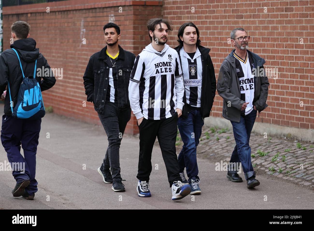 NOTTINGHAM, ANGLETERRE. MAI 23RD 2022. Les fans du comté de Notts arrivent avant le coup d'envoi lors du match de la Vanarama National League Play-off entre le comté de Notts et Grimsby Town à Meadow Lane, Nottingham. (Crédit : James HolyOak/Alay Live News) Banque D'Images